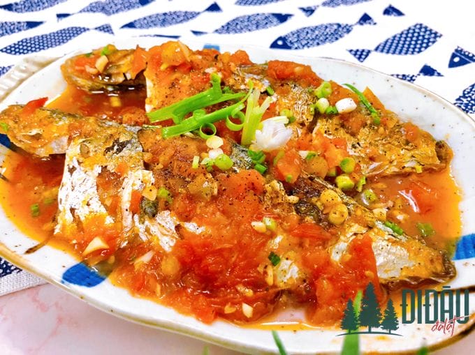Cá nục chiên sốt cà