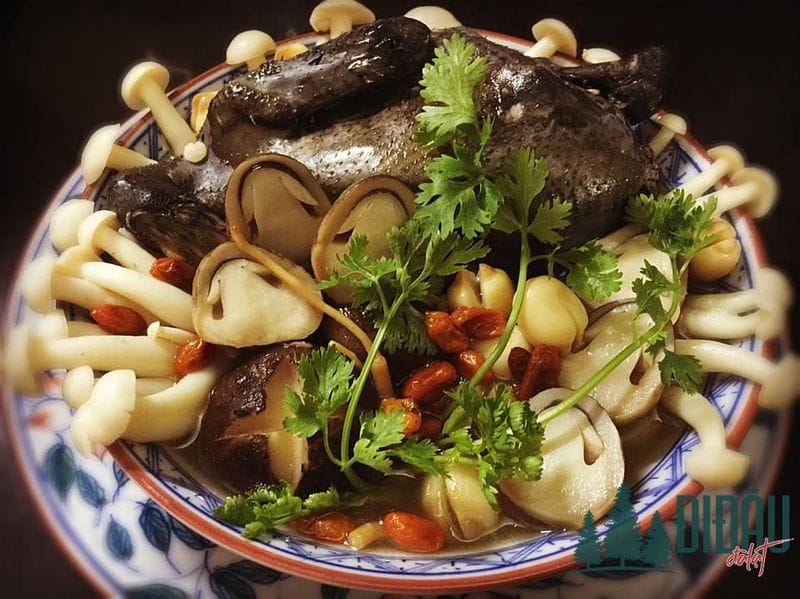 Gà ác hầm hạt sen