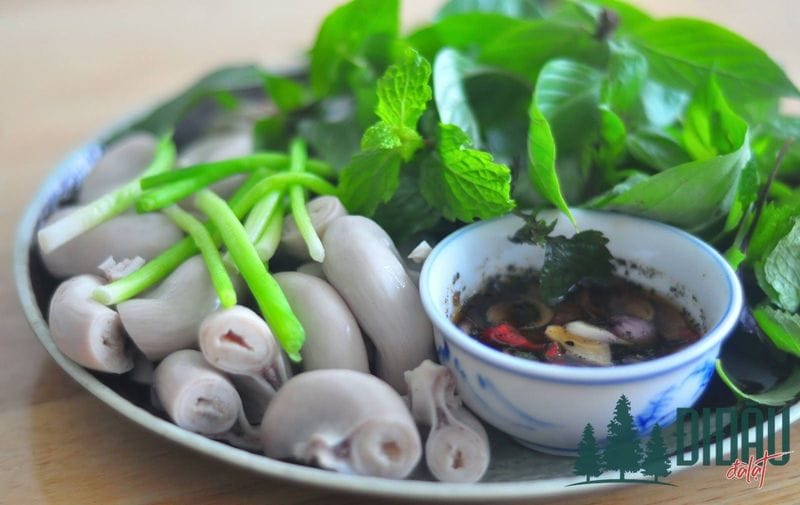 Tràng lợn hấp gừng răm