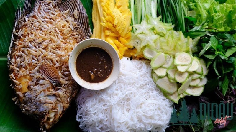 Cá tai tượng chiên xù cuốn bánh tráng