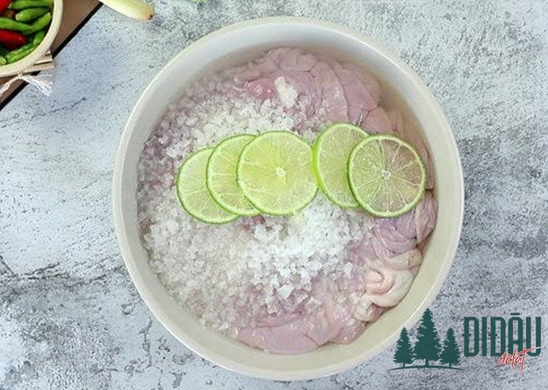 Cách sơ chế lòng xào dưa