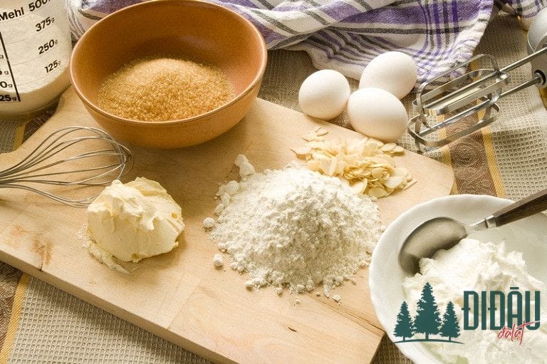 Chuẩn bị nguyên liệu làm bánh kem bằng nồi cơm điện