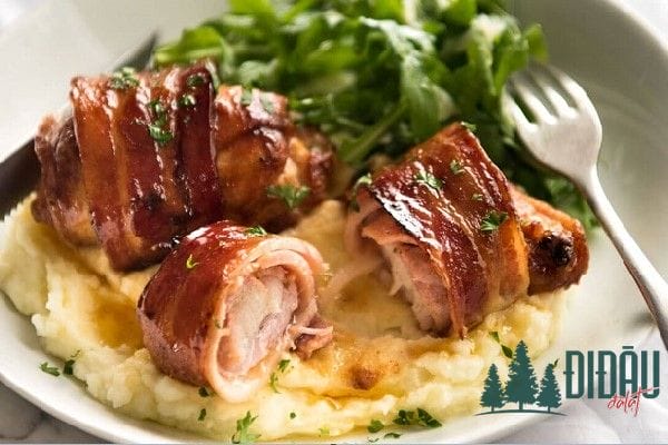 Cơm cuộn thịt hun khói với ức gà