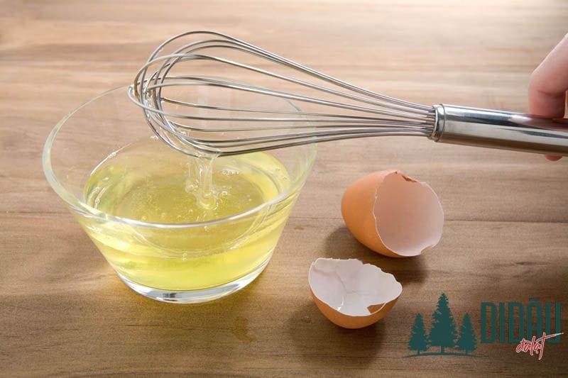 Đánh lòng trắng trứng trong bát