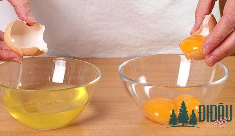 Tách lòng đỏ và lòng trắng trứng thành 2 phần