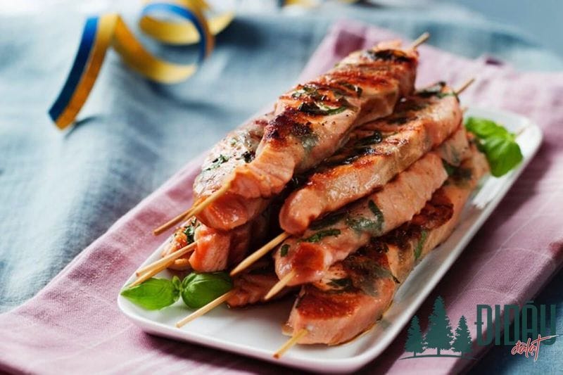 Thịt xông khói bọc sá hồi nướng