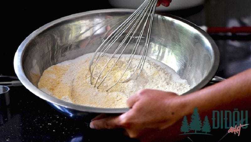 Trộn bột mì với hỗn hợp lòng trắng trứng