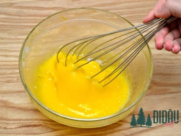 Trộn hỗn hợp lòng đỏ trứng