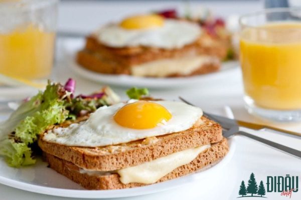 Bánh mì sandwich kẹp trứng ốp la