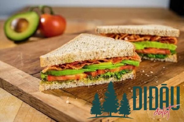 Bánh mì sandwich kẹp trứng rau củ