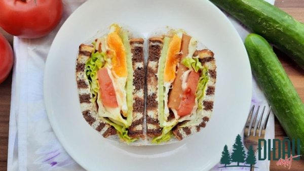 Bánh mì sandwich kẹp trứng xúc xích