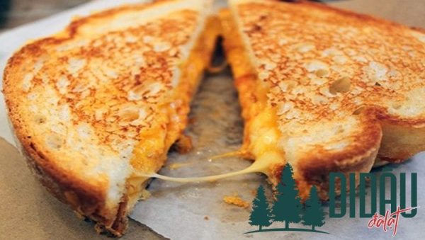 Biến tấu với bánh sandwich kẹp trứng phô mai chiên