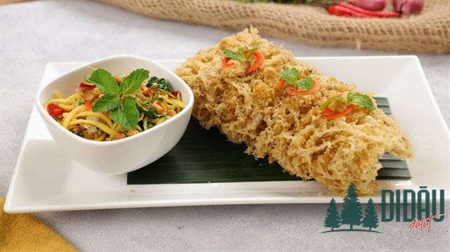 Cá trê chiên giòn trộn xoài