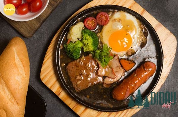 Cách làm bánh mì chảo xúc xích xông khói