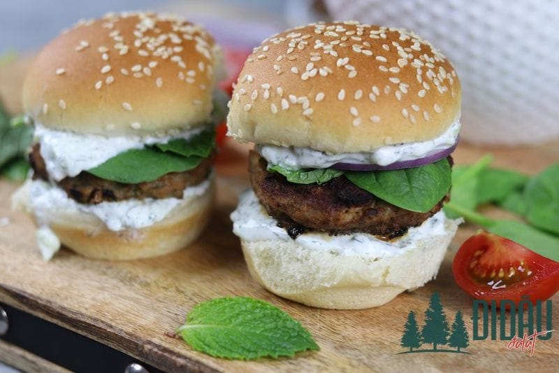 Cách làm hamburger sốt sữa chua