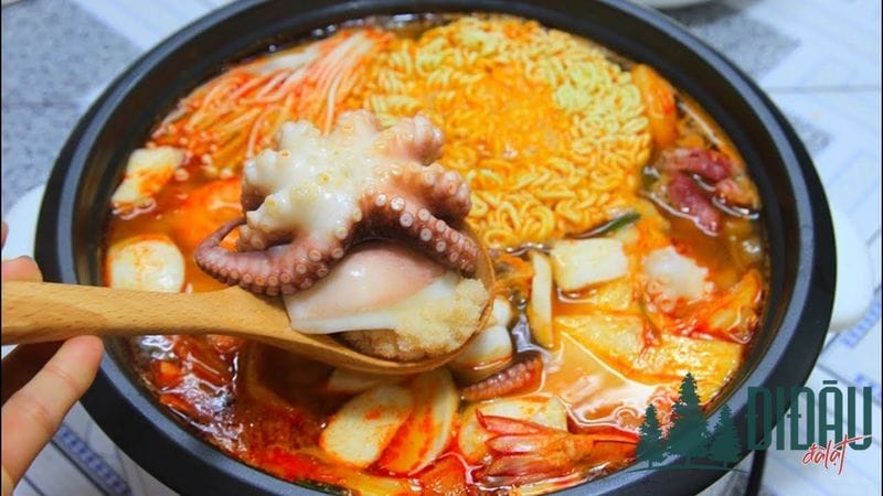 Cách nấu mì cay hải sản kim chi