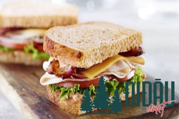 Món bánh mì sandwich trứng jambon