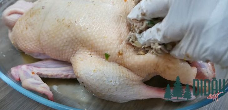 Nhồi gia vị vào bụng vịt