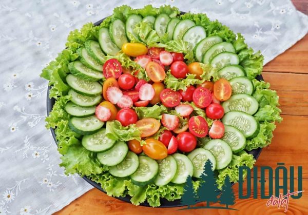 Salad giảm cân từ cà chua, dưa leo, xà lách