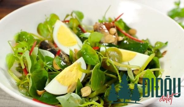 Salad rau càng cua trộn trứng với dầu oliu