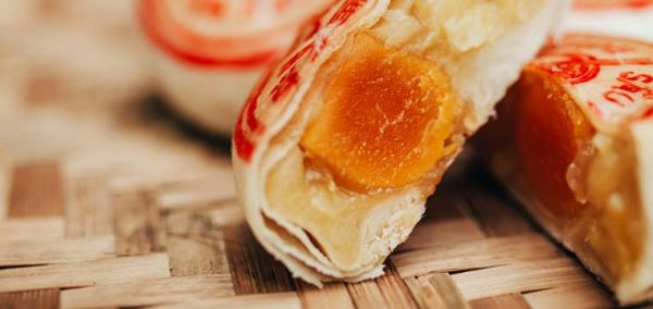 Cách làm bánh pía sầu riêng trứng muối