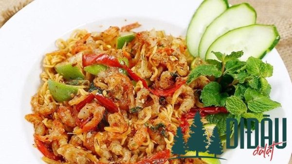 Mì trộn chua cay tôm khô